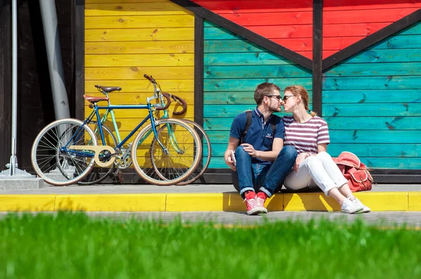 Pareja romántica ir en bicicleta al aire libre12 — Foto de Stock