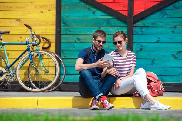 Sonriente joven pareja en la bicicleta al aire libre en la ciudad02 — Foto de Stock