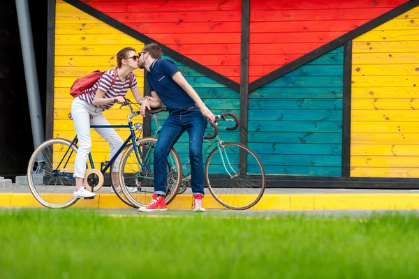 Pareja romántica ir en bicicleta al aire libre14 — Foto de Stock