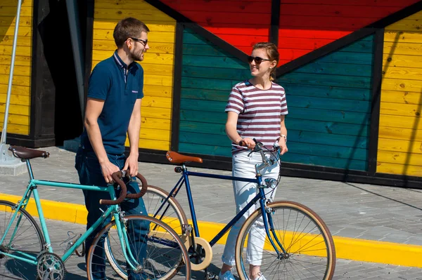 Pareja romántica ir en bicicleta al aire libre en una calle de la ciudad — Foto de Stock