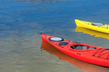 üst üste tek kayaks çifti