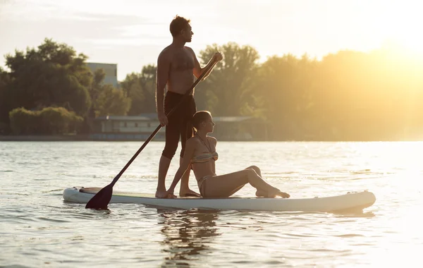 Spiaggia divertente coppia su stand up paddle board SUP06 — Foto Stock