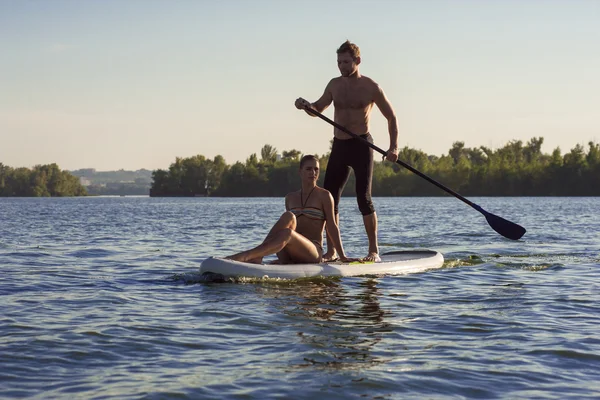 Praia divertido casal em stand up paddle board SUP07 — Fotografia de Stock