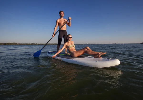 Strandspaß Paar auf Stand Up Paddleboard sup01 — Stockfoto