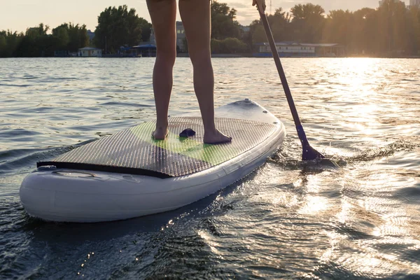 Sup silhuetten av ung flicka paddla ombordstigning på sunset12 — Stockfoto
