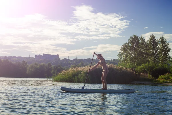 SUP silhueta de jovem menina paddle embarque ao pôr do sol10 — Fotografia de Stock