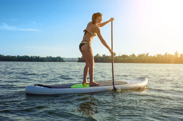 Sup stå upp paddla styrelsen kvinna paddel boarding12 — Stockfoto