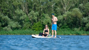 Genç çift üzerinde kürek çekmeye board01 sup