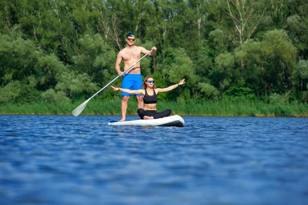 Junges paar paddeln auf sup bord02 — Stockfoto