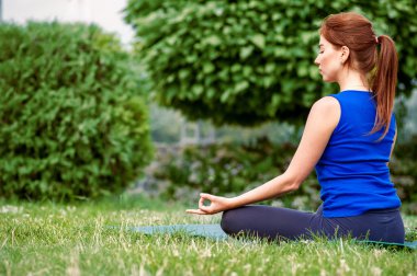 genç kadın pratik gelişmiş yoga rahatlatır 