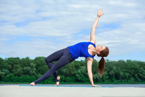 Mujer joven haciendo ejercicio de yoga en mat03 — Foto de Stock