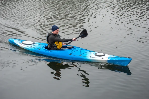 Kajakken op de rivier met fog02 — Stockfoto