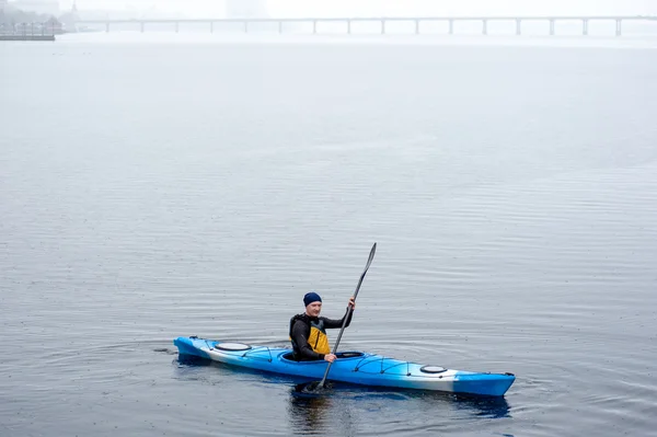 Kayak sur la rivière avec brouillard et pluie — Photo