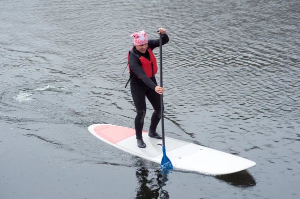 Sportos férfi felállni lapát fórumon Sup04 — Stock Fotó