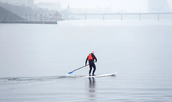 Atletisk man stå upp paddla ombord Sup03 — Stockfoto