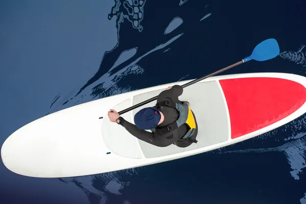 Atletisk man stå upp paddla ombord Sup02 — Stockfoto