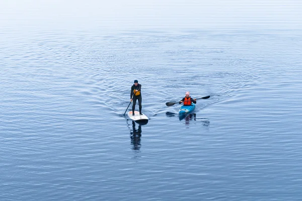 Sup-Gruppe von Kajakfahrern auf dem Fluss 01 — Stockfoto