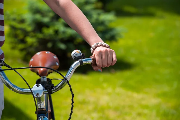 Рука молодой девушки на велосипеде руль — стоковое фото