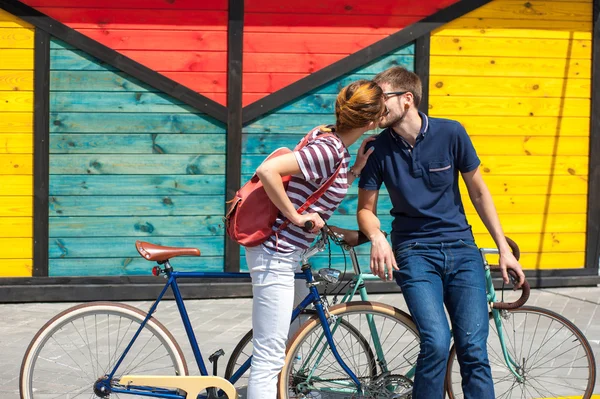 Pareja romántica ir en bicicleta al aire libre30 — Foto de Stock