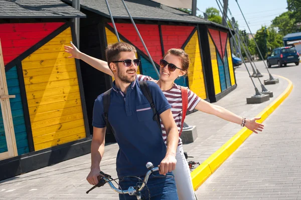 Pareja romántica ir en bicicleta al aire libre25 — Foto de Stock