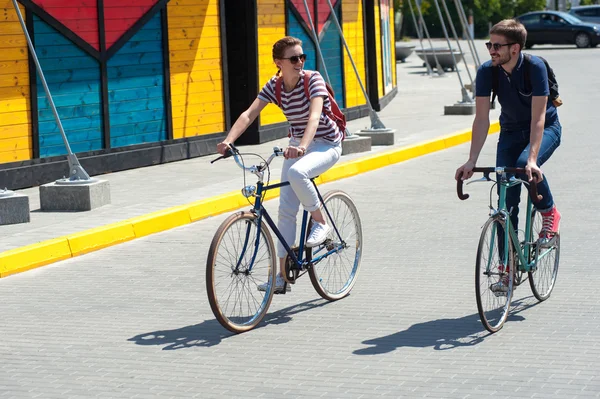 Романтическая пара на велосипеде на свежем воздухе 28 — стоковое фото