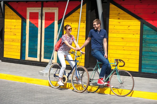 Pareja romántica ir en bicicleta al aire libre29 — Foto de Stock