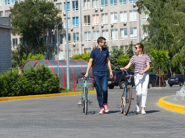 Романтическая пара на велосипеде на свежем воздухе 22 — стоковое фото