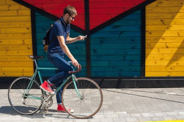 Genç komik adam telefonda Sohbet