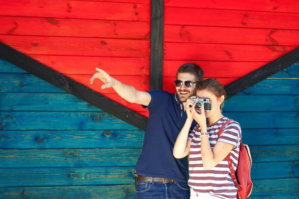 Turistas tomando una foto mientras caminan en una ciudad01 — Foto de Stock