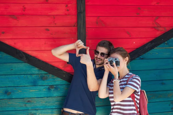 Turistas tomando una foto mientras caminan en una ciudad03 — Foto de Stock