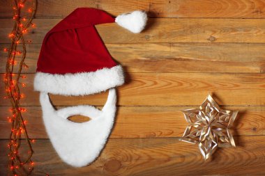 Noel süslemeleri ile ahşap masa