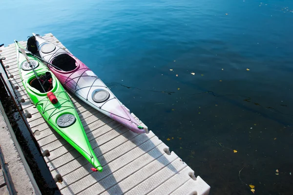 Une paire de kayaks simples dans une rangée — Photo