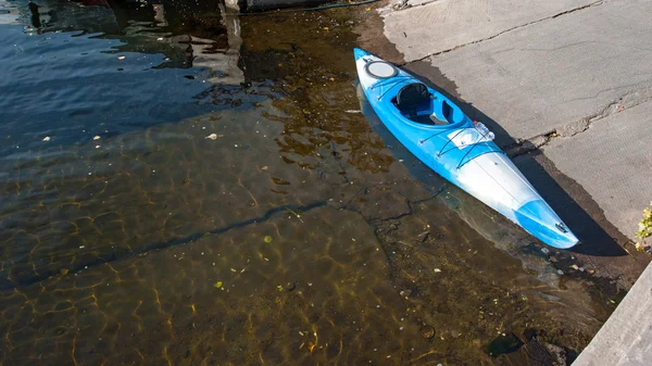 Solo kayak en una fila — Foto de Stock