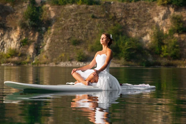 SUP noiva Meditação Yoga — Fotografia de Stock