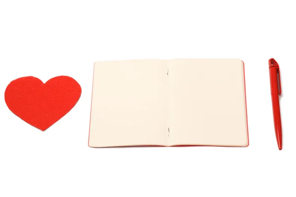 Coração vermelho, bloco de notas e caneta, dia dos namorados — Fotografia de Stock