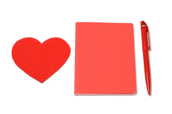 Κόκκινη καρδιά, σημειωματάριο και στυλό, ημέρα του Αγίου Βαλεντίνου — Φωτογραφία Αρχείου