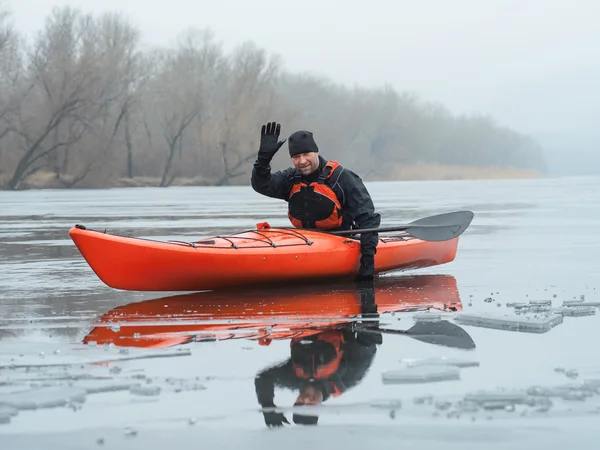 Sport homme joyeux en kayak — Photo