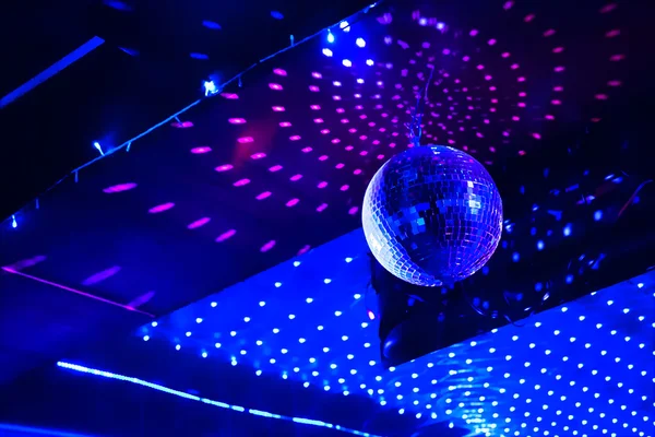 Tükör disco labdát a mennyezeten a fényvisszaverődés — Stock Fotó