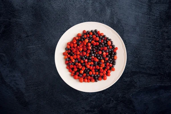 포레스트 베리 딸기와 블루베리 화이트 접시에 — 스톡 사진