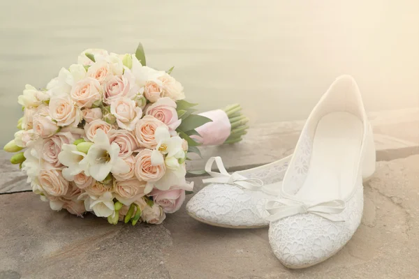 Bouquet et chaussures de mariée gros plan — Photo