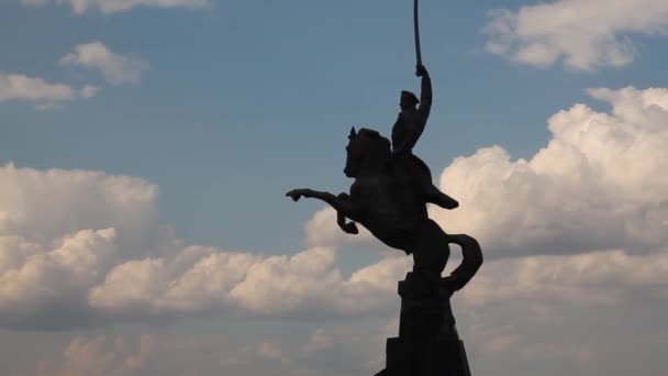 Timelaps monumento cosacos en el fondo de nubes corriendo — Vídeos de Stock