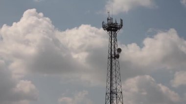 Timelaps bulutlar çalışan arka plan üzerinde cep telefonu operatörü kule