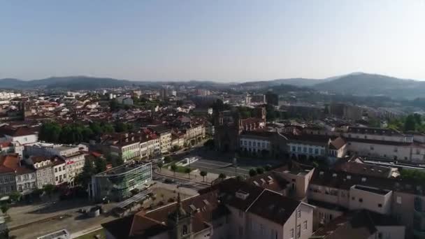 Hermoso paisaje urbano con tráfico. Vista aérea — Vídeo de stock