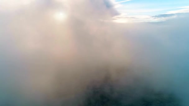 Naturescape mlhavých zelených hor. Pohled z létající helikoptéry přes husté mraky. — Stock video
