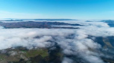 Bulutların arasında uçan dron
