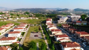 Evlerin sıralarını gösteren yerleşim alanının havadan aşağı görüntüsü