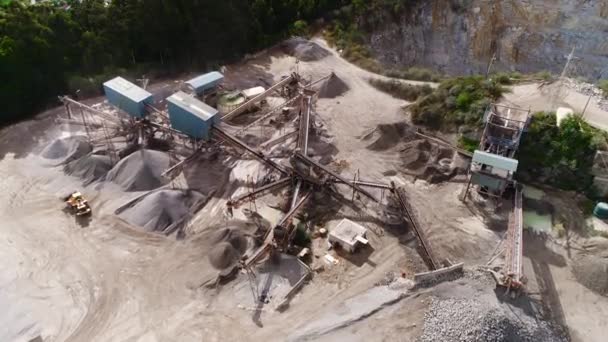 Una antigua excavadora sobre ruedas de goma funciona en el sitio de construcción. Máquina con un cubo se mueve en el suelo — Vídeo de stock