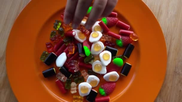 Närbild av godis som tas från en tallrik — Stockvideo