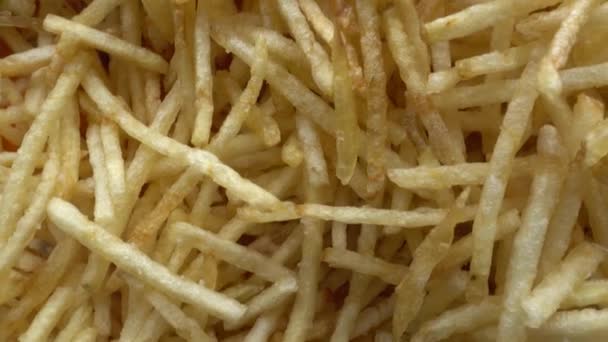 Bovenaanzicht van Thin frites draaiend. Gebakken aardappel achtergrond — Stockvideo