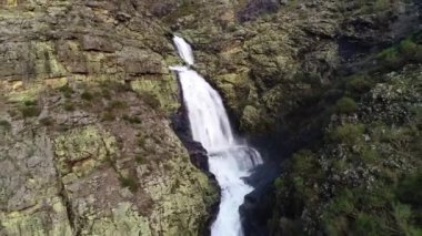 Wild Mountain deresi çağlayanı ve güzel akıntıları yaratır. Kaya dağlarının arasında şelale